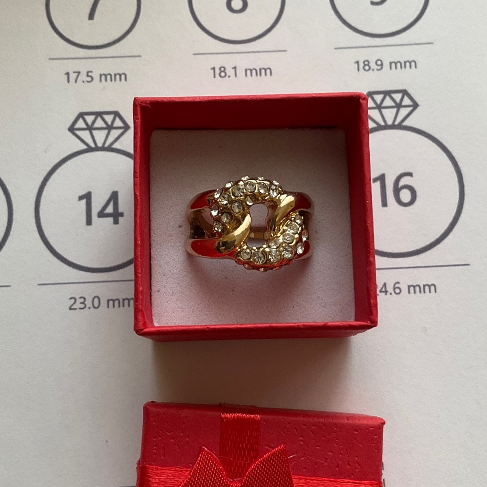 Elegant Knot Ring